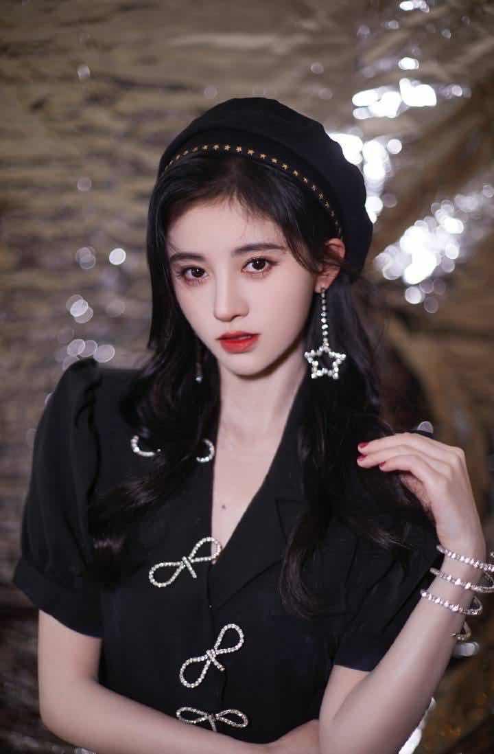 鞠婧祎妆容大变,终于不再楚楚可怜了