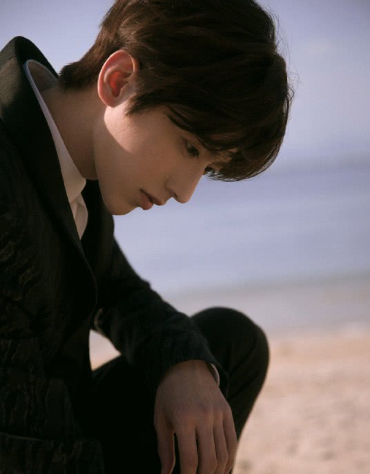 蔡徐坤才出国留学多久 到海南拍摄的写真风格大变 再不是原来的他 看点快报