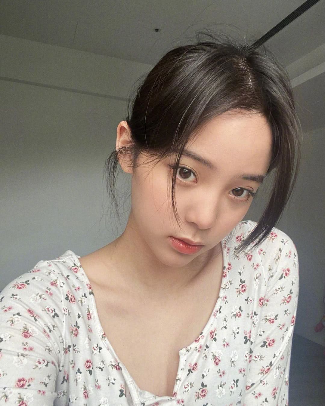欧阳娜娜居家自拍,变身邻家女孩,太可爱了
