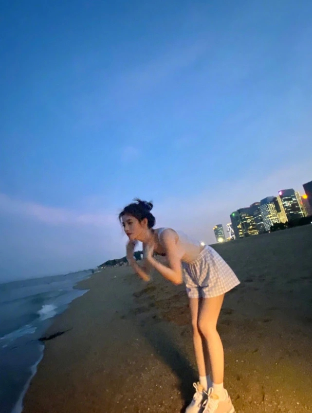 鞠婧祎成名后愈发不羁!穿西装裙还在腰上