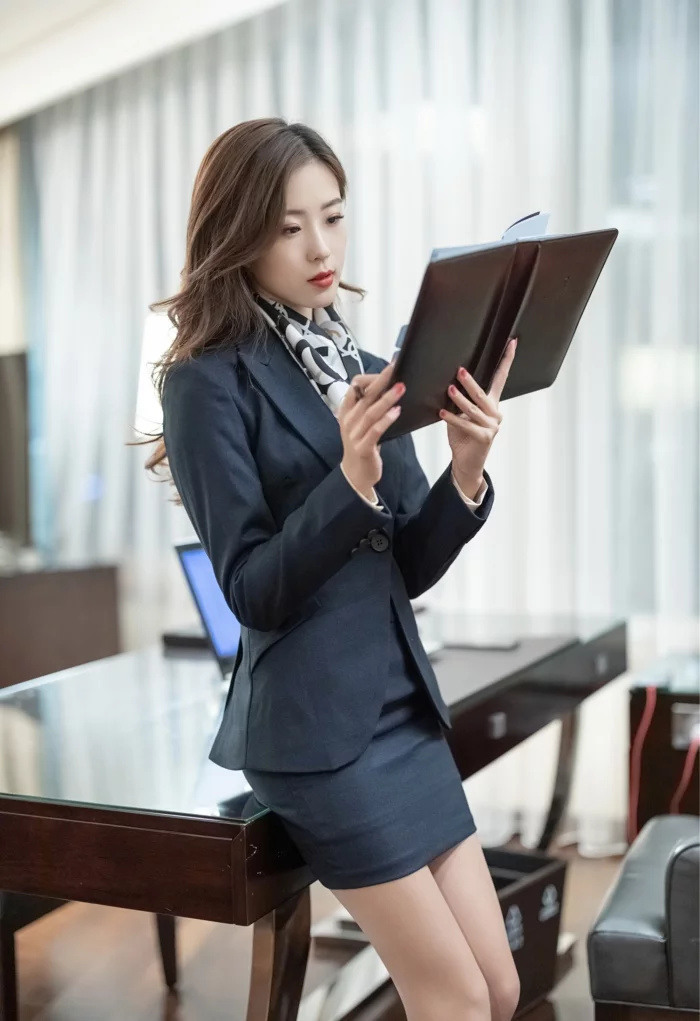 漂亮女秘书,职业装很气质优雅,靓丽好看