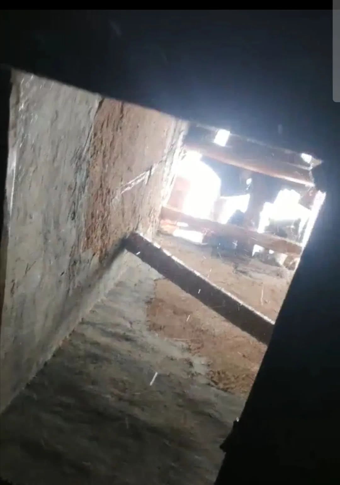 紫金一老奶奶住漏水瓦房,儿子是当地的有钱人,就住在旁边高楼大厦!