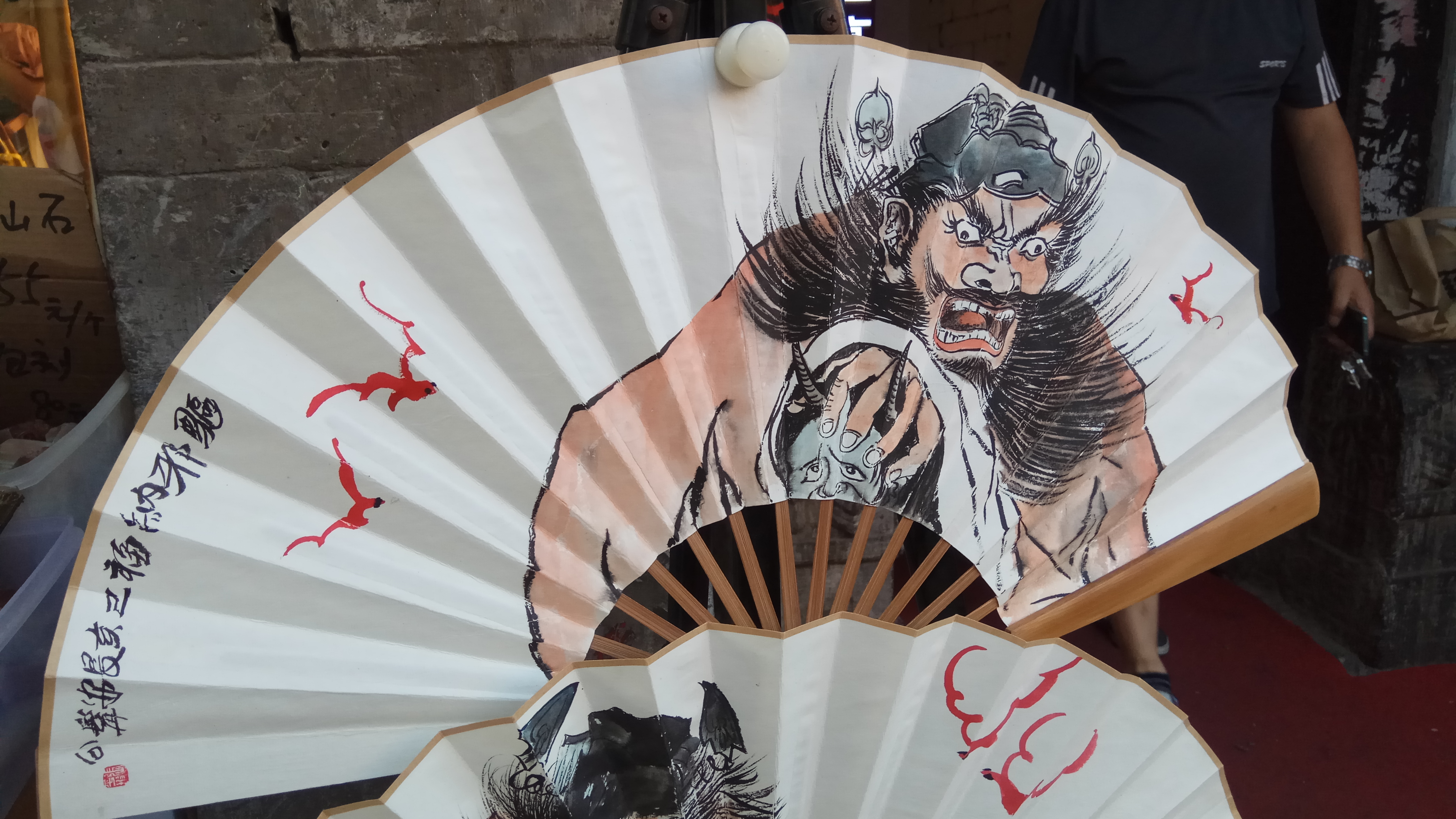 走进书院门,发现这里有很多画扇子写扇子的,这位师傅来自河南,擅长