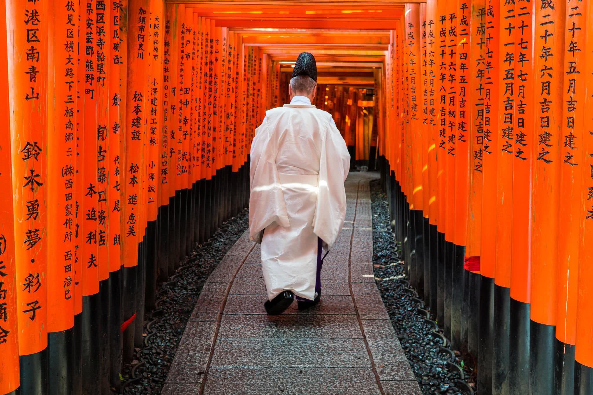 赏日本京都最壮观景点 游客要过5千多道门 当地供奉数百只狐狸 看点快报