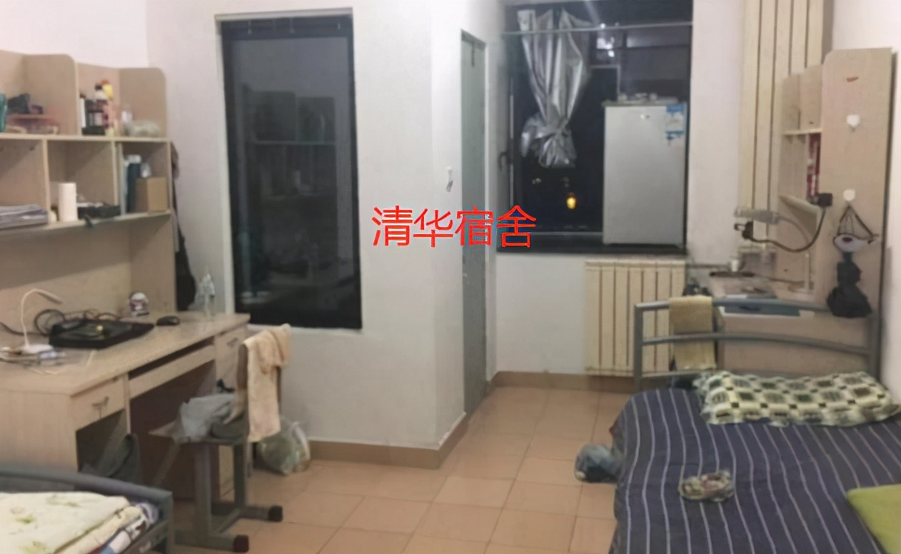 清华大学宿舍看上去也更宽敞明了,上床下桌学生在宿舍内拥有自己的