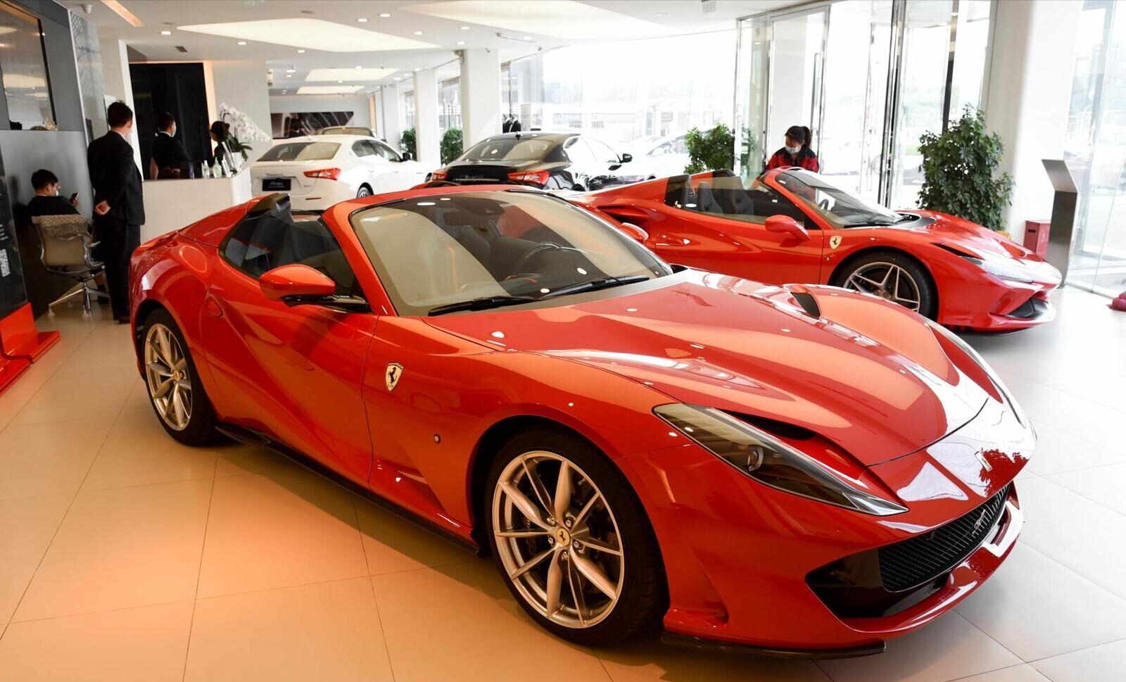 新款法拉利812曝光,造型惊艳,6.5升12缸动力,零百加速