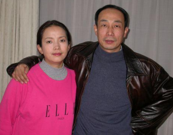 吕丽萍33岁儿子近照帅气,曾被父亲张丰毅嫌丑,还不如后爸负责