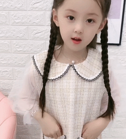 呆萌的小女孩,一脸软萌的表情,美到令人窒息!
