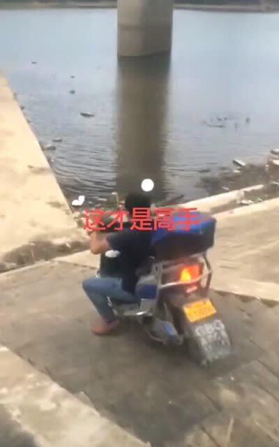 骑机车文案沙雕，骑机车文案沙雕搞笑