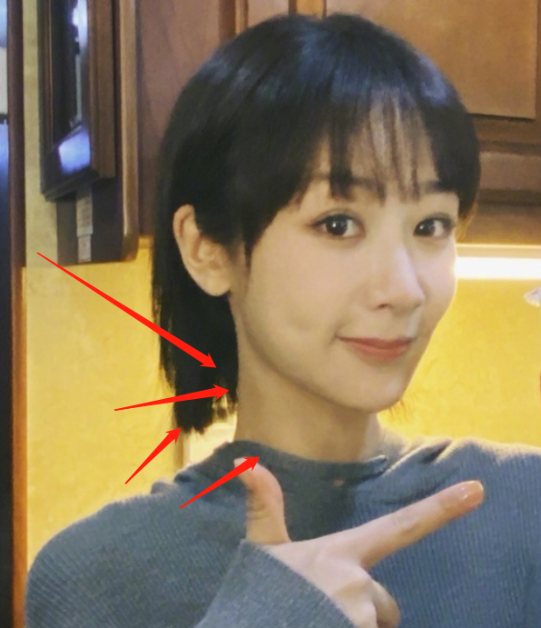 28岁杨紫剪短发,肉肉脸瘦出天鹅颈,手上的奶茶确定好喝吗?