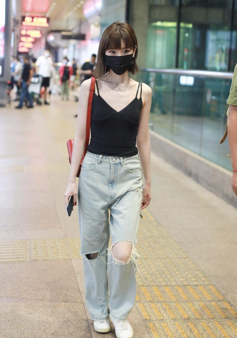 毛晓彤这造型够简约穿吊带衫破洞牛仔裤一般人穿不出高级感