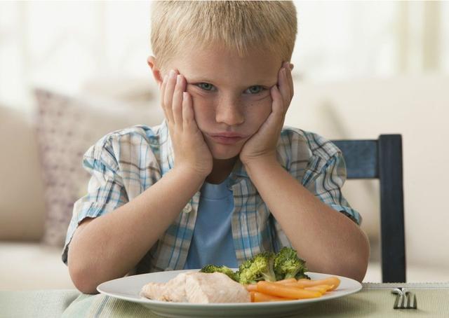 小学生每天多吃5桶饭老师担心娃吃撑孩子学校里的饭香