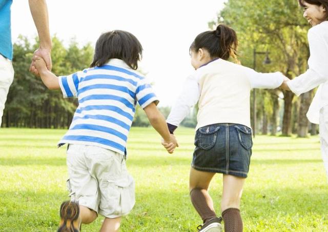 孩子犯错时,父母会包容他,引导他纠正错误,平时也会接纳他的小调皮