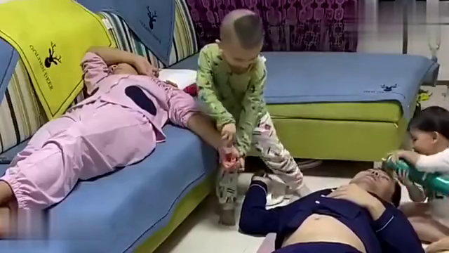 恶搞小孩洗脚视频，恶搞小孩洗脚视频大全