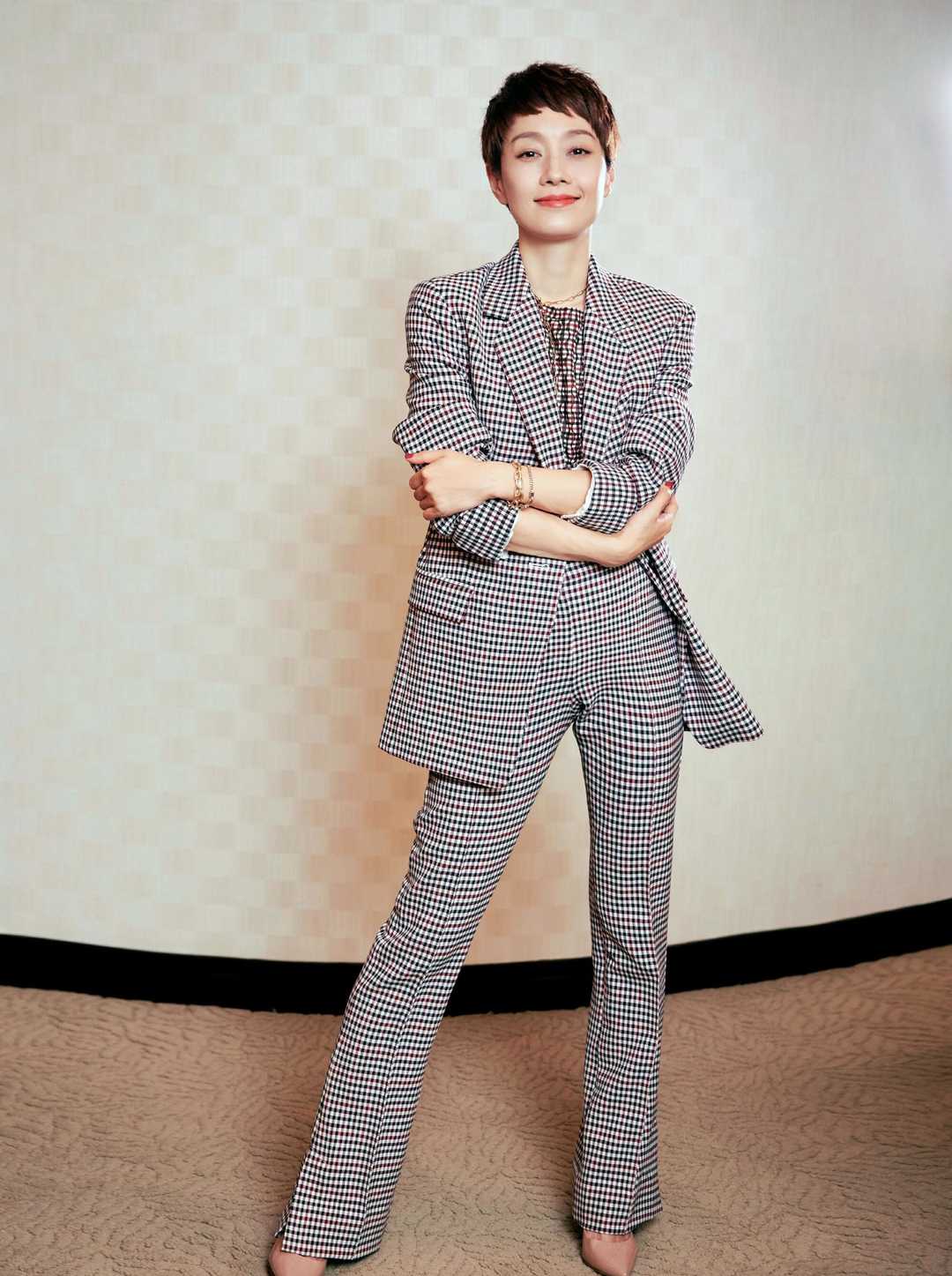 马伊琍气质全开,波波头短发搭配一字肩长款连衣裙,女人味十足