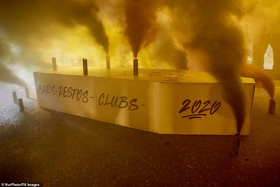 法国巴黎商家抗议封锁令：抗议者抬棺游行，发射烟雾弹