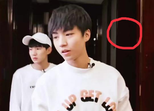 王俊凯回重庆住王源家,墙和门上花纹证明一切,对源妈的称呼太特殊