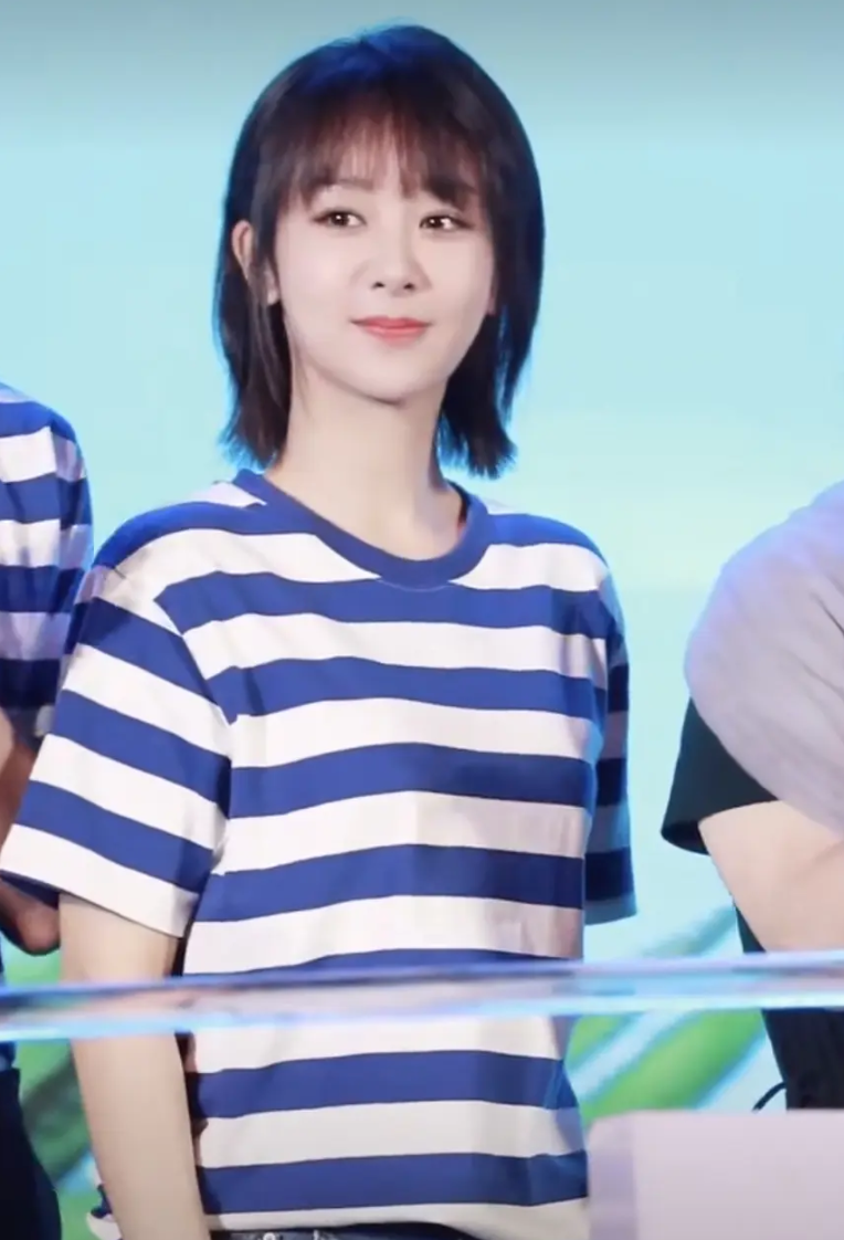 想掐杨紫脸!新剧造型少女感十足!短发搭配海军条纹t恤