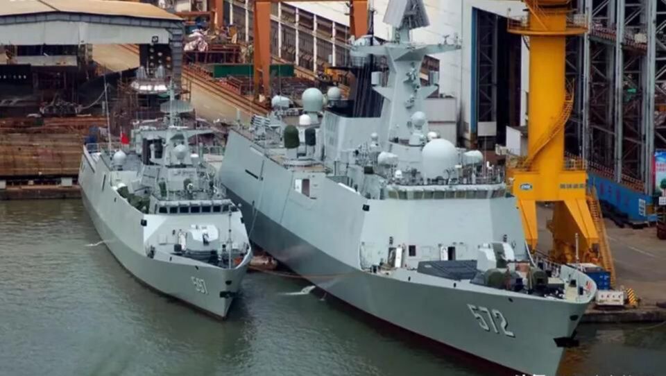 056型护卫舰有多大?当它和辽宁舰同框,才知道什么叫巨无霸