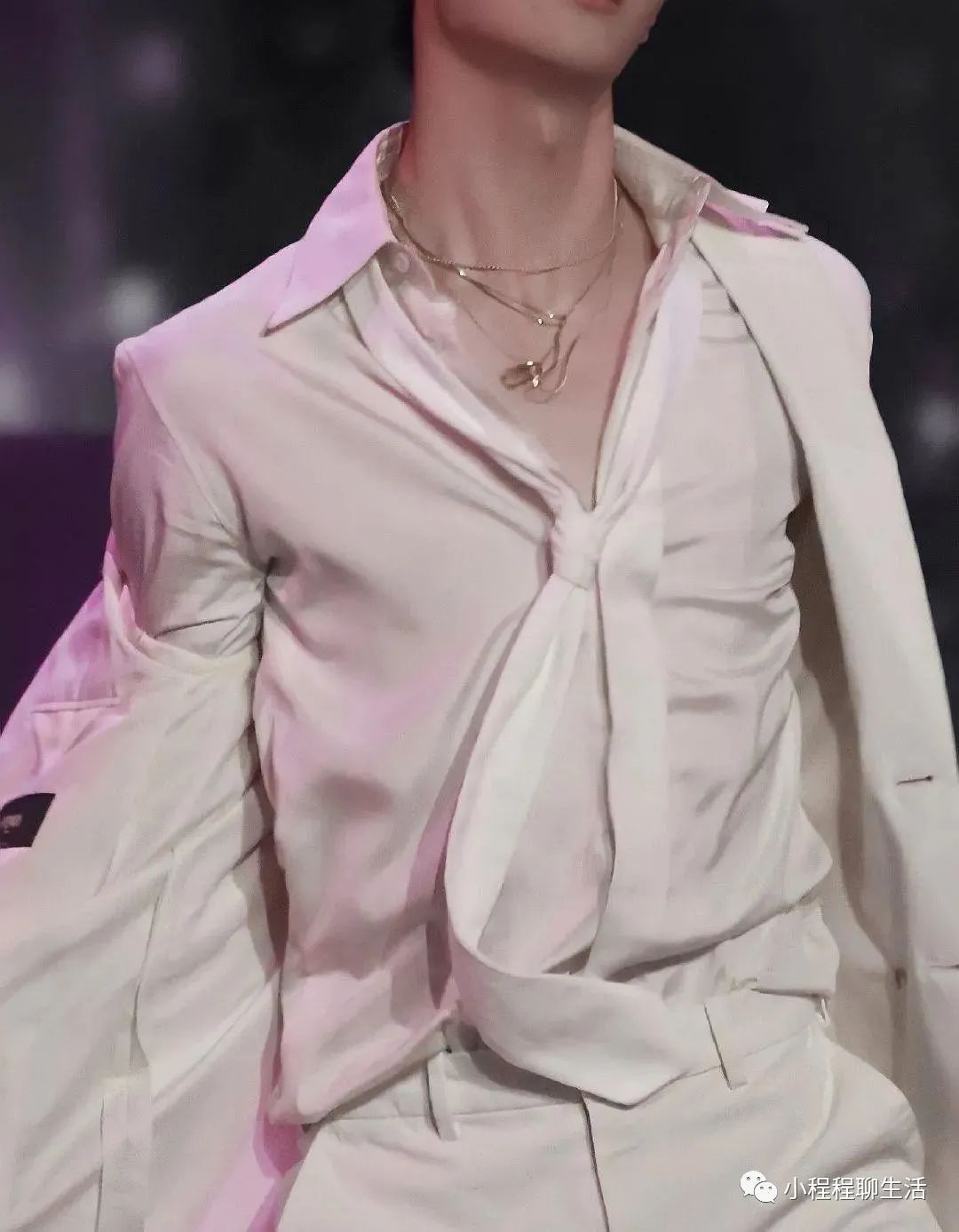 他穿西装的时候能散发着冷静的禁欲系魅力,走上舞台又能肆无忌惮散发