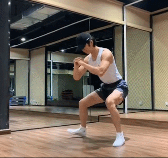 靠墙静蹲主要针对的肌群是大腿的股四头肌,在提高大腿肌力的同时,让