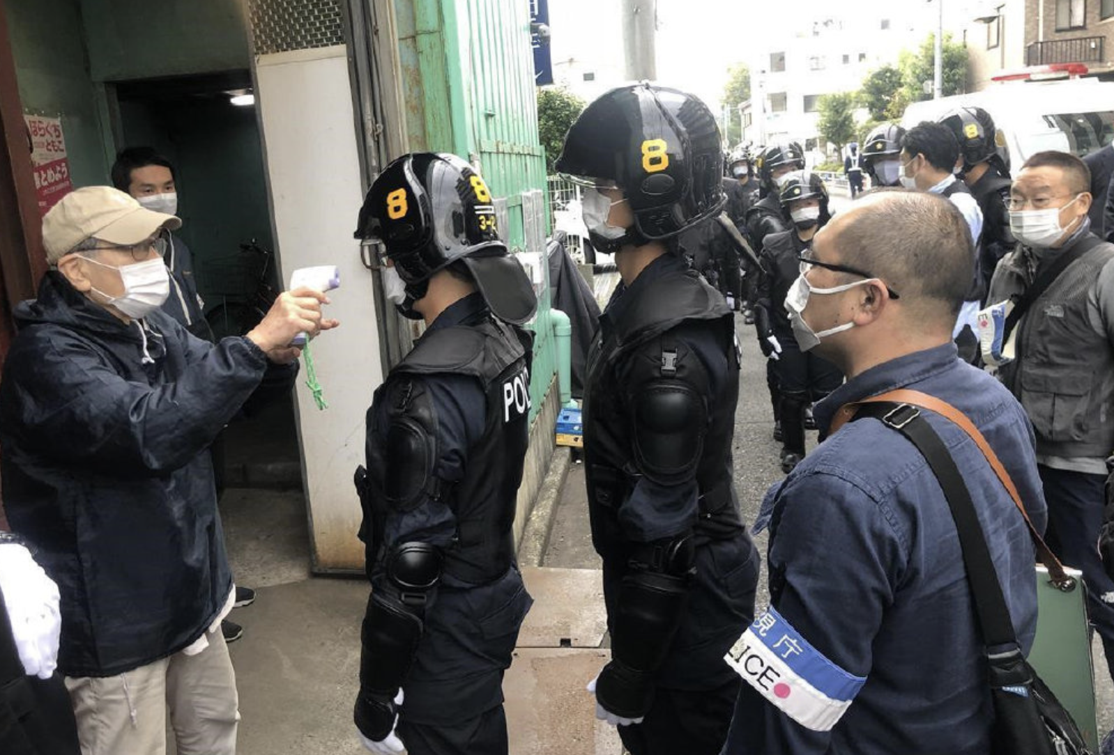 日本警察搜查据点竟还乖乖排队让 坏人 量体温 天天要闻