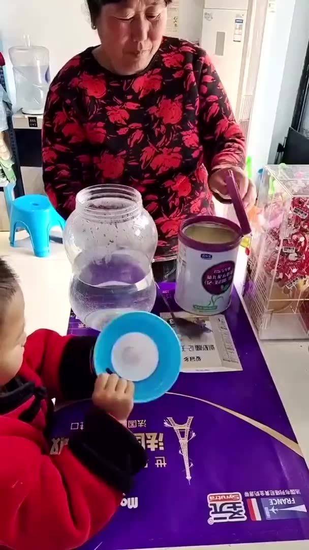 婆婆每次冲奶粉都这样冲,这么大一瓶奶,我怀疑咱家肯定有矿