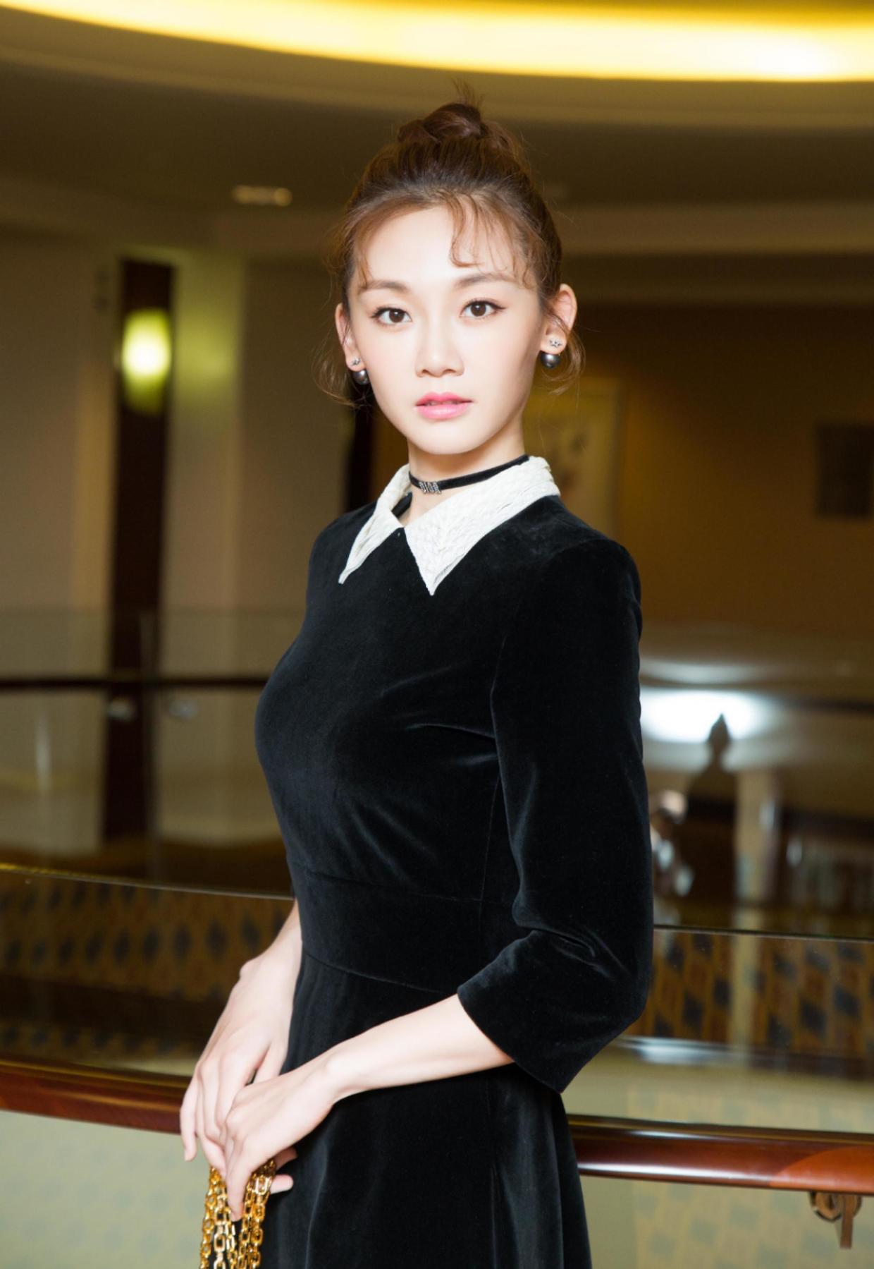 郑恺老婆苗苗又美出圈了,穿丝绒小黑裙现