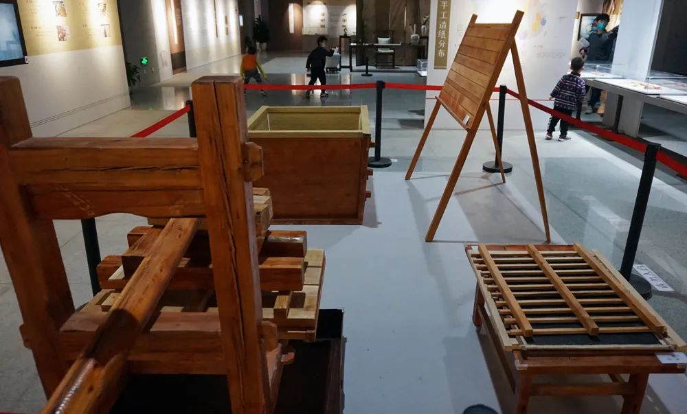 除了纸艺作品外, 展览还展示了中国古代造纸工艺的 博大精深