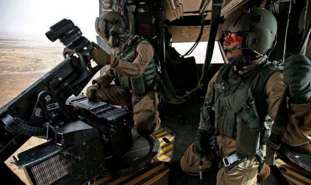 美国大兵坐直升机不关门，为啥不怕掉下来？ 实战经验中国也要学习