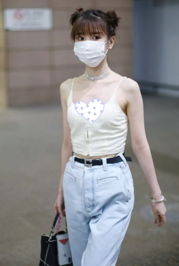32岁毛晓彤分手后终于开挂,机场丸子头 儿童背心,嫩成