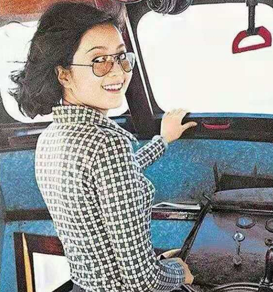 76岁林月云穿白裙比女儿美,身材也不输