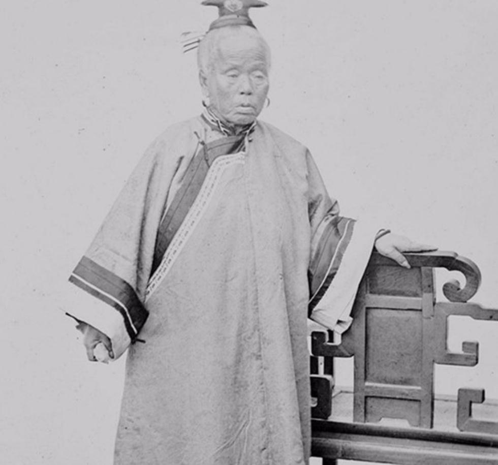 这是李鸿章的二房小妾冬梅的留影旧照,冬梅虽是李鸿章的妾侍,但是