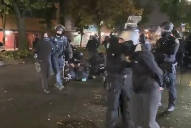 黑人之死再引發大規模抗議 美國警察暴力出擊抓人 還發射催淚彈 天天要聞