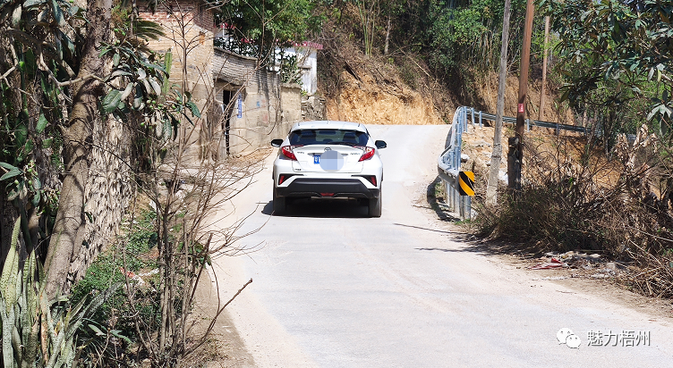 Guangping This Road Runs Through Guangdong And Guangxi With Many Bends And Difficulty In Meeting Cars Villagers Repair One Section Not One Section Daydaynews