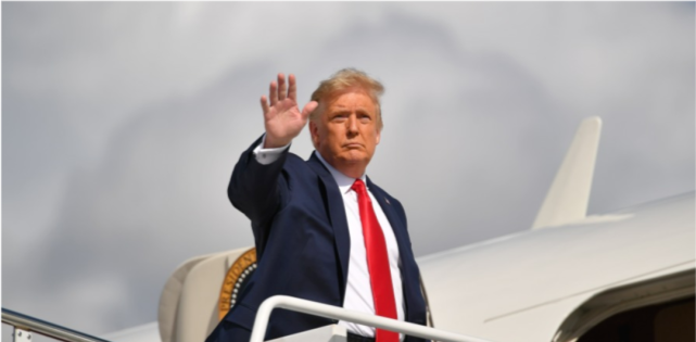 川普将提前离开白宫 空军一号盛大告别