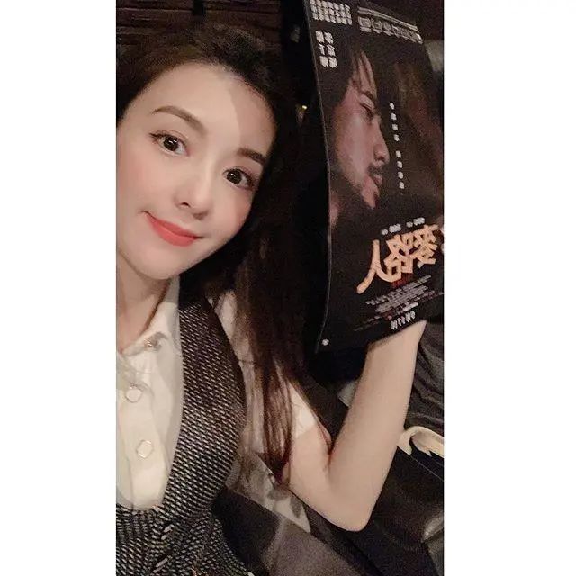 方媛晒照为夫宣传新电影,郭富城视角下端庄优雅,四肢纤瘦似少女