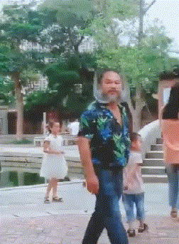 搞笑gif:小的们,把那个和尚给我洗干净了