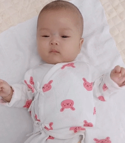 惹人喜爱的小娃娃,这傻傻的模样,真是可爱又粘人!