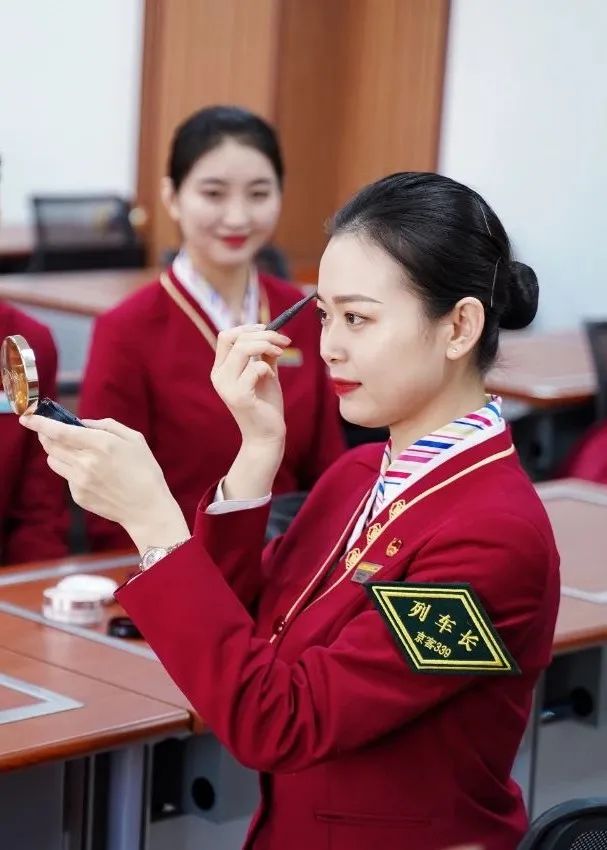乘务员小姐姐们在忙这些(多图)