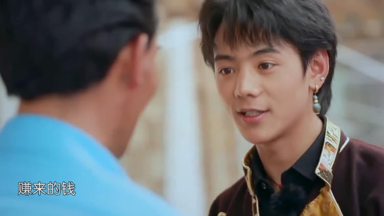 丁真在中餐厅赚了钱,回村就交给了村支书,难怪这么火 丨中餐厅