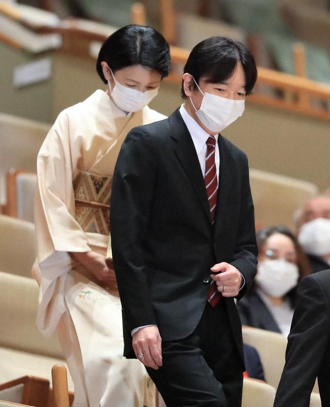 日本佳子公主亮相 樱桃红西装明亮活泼 珍珠配饰显高贵 父亲将被立为皇嗣 天天要闻