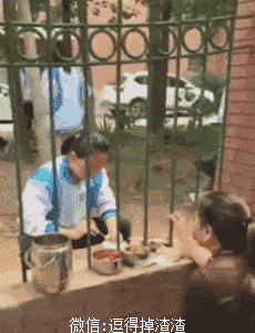 搞笑gif段子这个面条吃起来好费劲啊