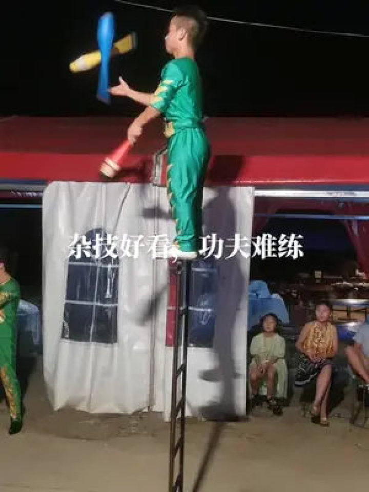 魔术表演恶搞嘉宾视频，魔术表演恶搞嘉宾视频播放大全