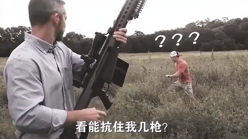 小伙用枪恶搞路人视频，拿枪的男子