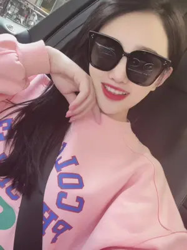 女生戴什么牌子墨镜，女生戴什么牌子墨镜好看