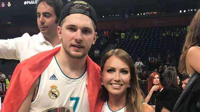 2026 NBA赛场母爱如山，那些托举篮球梦想的伟大母亲们