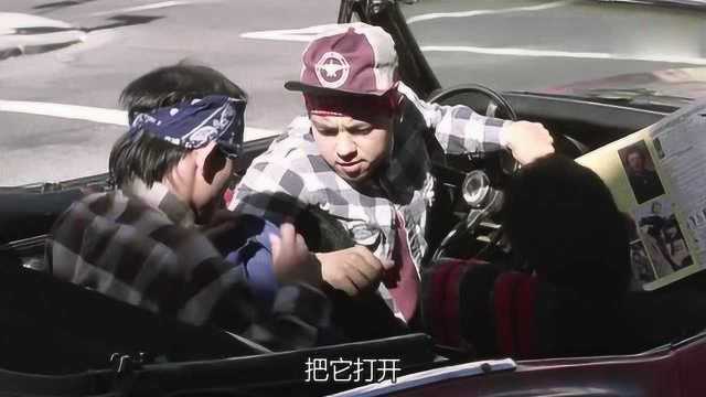 小伙用枪恶搞路人视频，拿枪的男子