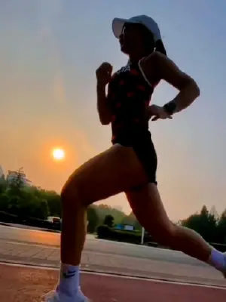 你是否也曾幻想过 在冬日清晨被阳光温柔唤醒 赤脚踩在温润的原木地板上 一杯热咖啡 一本旧书 整个家安静得只听得见呼吸？这 不只是生活理想 更是北欧风格装修赋予日常的真实诗意