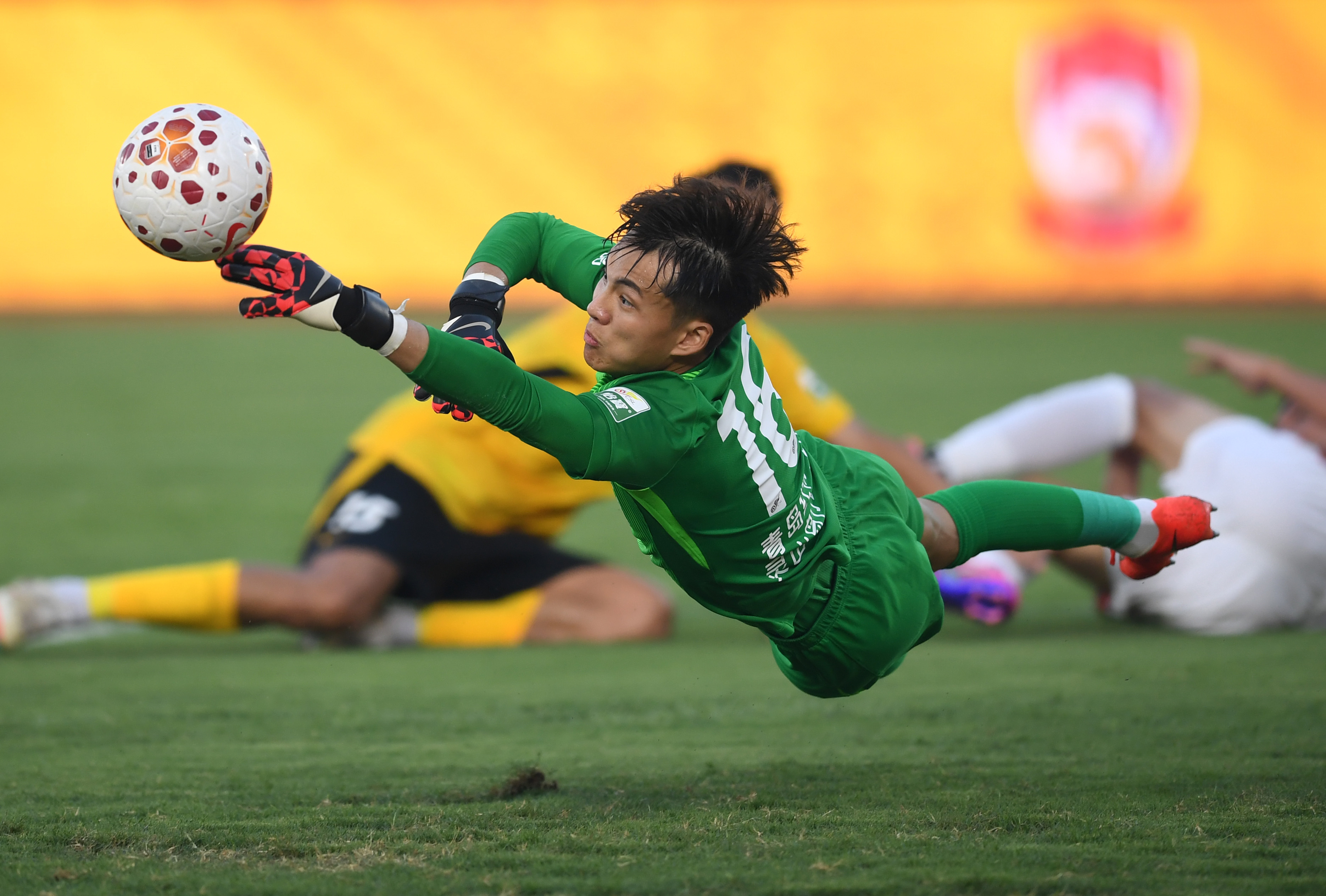 中超第21轮青岛西海岸2比0青岛海牛李昊扑救新华社图